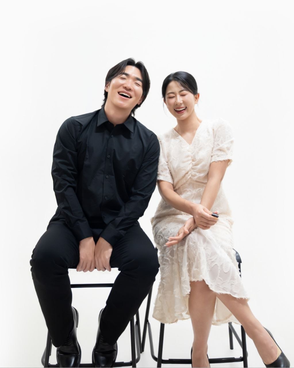 스튜디오에 앉아 웃는 신랑 신부
