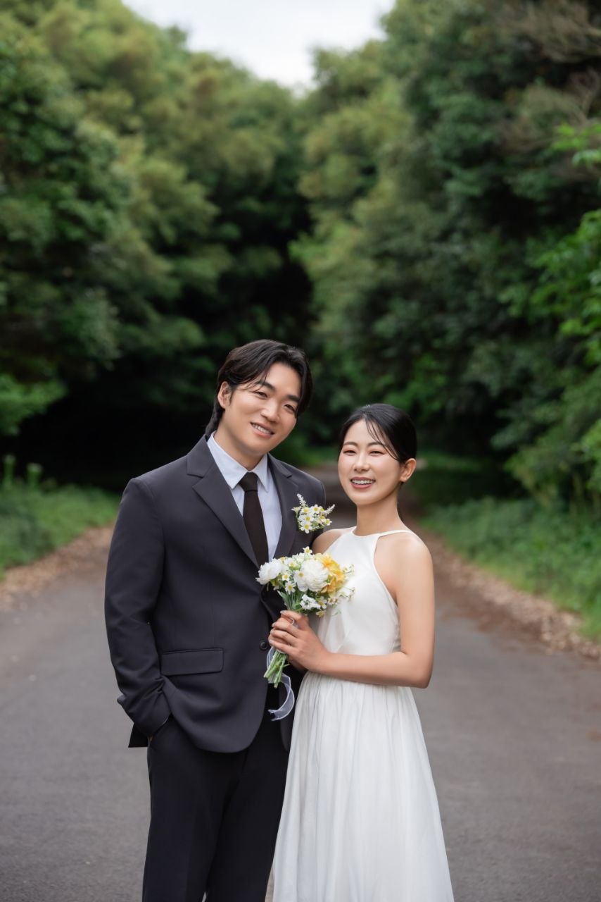초록 길 위에 선 신랑 신부