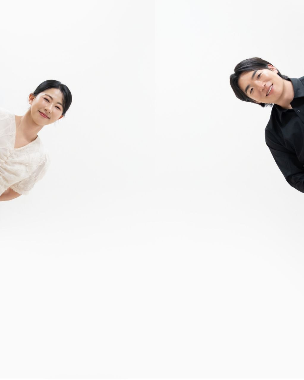 화이트 스튜디오 양쪽에서 바라보는 신랑 신부