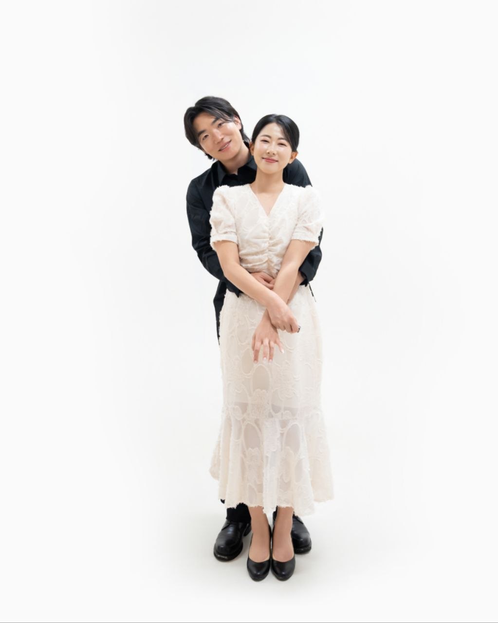 스튜디오에서 포옹하는 신랑 신부
