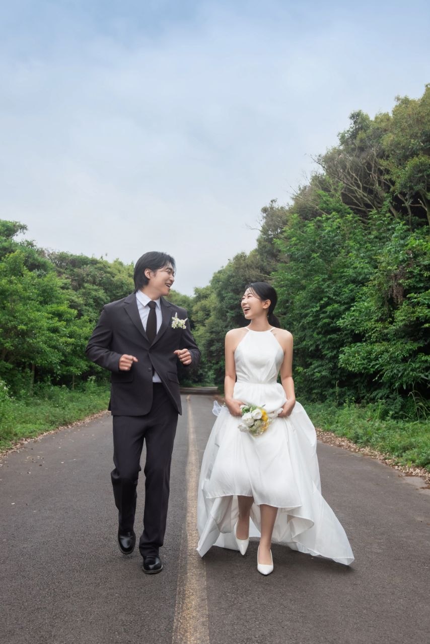 야외 길을 함께 걷는 신랑 신부
