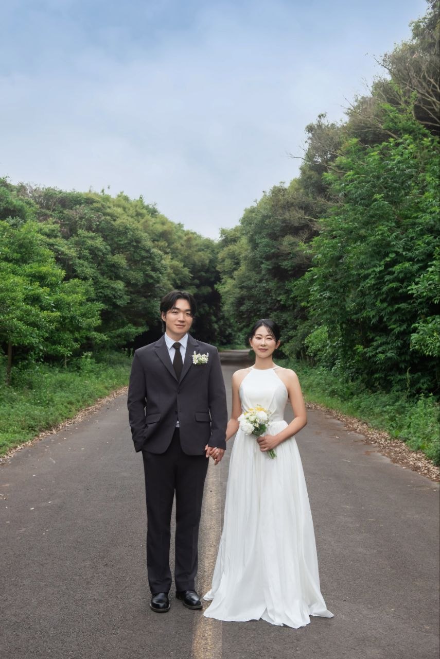 부케를 든 신랑 단독 사진