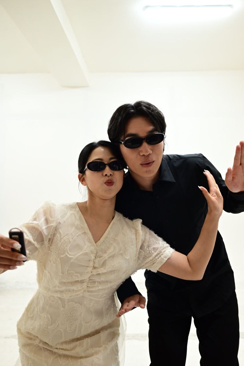 선글라스를 쓰고 가까이 찍은 신랑 신부