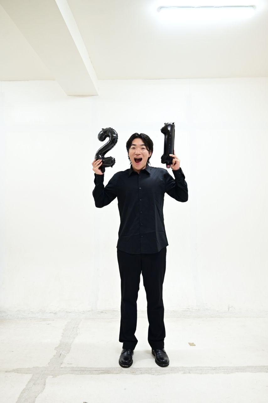 숫자 풍선을 든 신랑